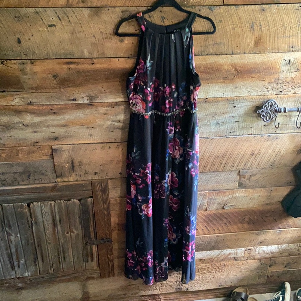 Beautiful floral dress! Floor length!